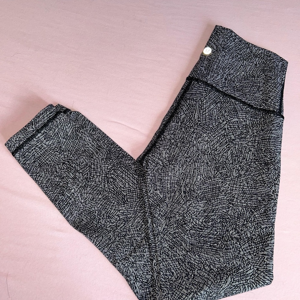 Lululemon patterned wunder under size 4